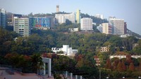 Chinese University of Hong Kong memiliki legenda sosok perempuan muda berambut kepang dengan wajah rusak. Sosok ini disebut menghantui laki-laki muda yang ber jalan sendirian di jalan samping kampus. Sosok tersebut diduga menyerupai perempuan korban meninggal akibat jatuh dari kereta yang melintas di ujung jalan tersebut. Foto: Wikimedia Commons