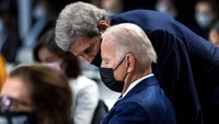 Tampak beberapa kali Biden sempat memejamkan mata. Hingga akhirnya terbangun usai seorang staf menghampirinya. AP Photo/Erin Schaff