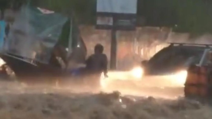 Delman dan Kusir Terseret Banjir di Cimahi