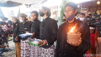 Tahun ini, ritual berlangsung sederhana tanpa ada acara Jazz di Atas Awan dan pesta lampion. Namun acara tetap berlangsung dengan khidmat. (Uje Hartono/detikTravel)