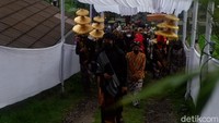 Ritual tahunan cukur rambut anak berambut gimbal di Dieng ini dibalut dalam acara Dieng Culture Festival. Tahun ini, penyelenggaraannya agak berbeda karena masih dalam situasi pandemi. (Uje Hartono/detikTravel)