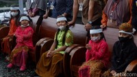 Tahun ini ada lima anak berambut gimbal yang diruwat dalam acara Dieng Culture Festival (DCF). Sebelum dicukur mereka mengajukan sejumlah permintaan unik yang harus dituruti. (Ue Hartono/detikTravel)