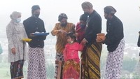 Orang tua anak berambut gimbal berharap, setelah mengikuti ritual di Dieng ini, rambut anaknya bisa kembali tumbuh normal. Karena di tempat mereka tinggal tidak ada anak berambut gimbal. (Uje Hartono/detikTravel)