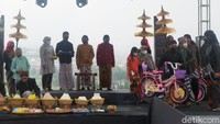 Dua anak rambut gimbal lainnya bernama Ayumna Arviana Sakdiah dan Syaqiera Alannah Maritza, keduanya meminta sepeda dan dituruti. (Uje Hartono/detikTravel)