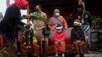 Jika permintaan sang anak gimbal tidak dipenuhi, rambut gimbalnya akan tumbuh lagi meski sudah dicukur. Percaya tidak percaya, namun seperti itu kenyataannya. (Uje Hartono/detikTravel)