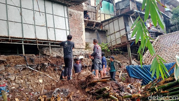 Dua rumah di Dago Bandung tertimbun longsor