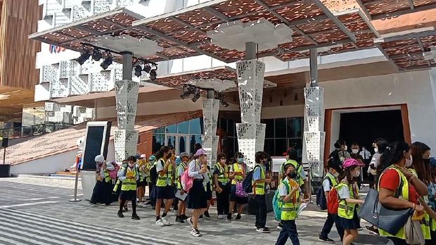 Kehadiran Paviliun Indonesia di World Expo 2020 Dubai menarik perhatian pengunjung dari berbagai kalangan, termasuk anak-anak, Selasa (2/11/2021).