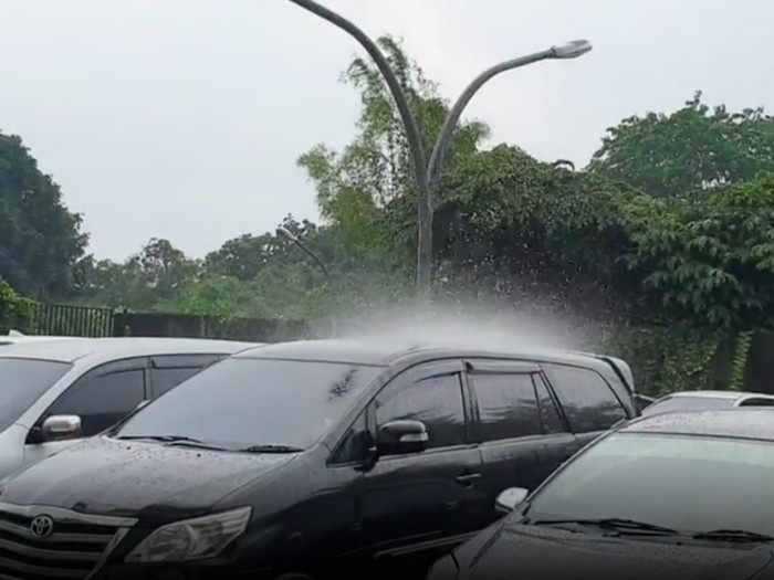 Fenomena hujan hanya membasahi satu unit mobil terjadi di Cikarang. BMKG menyebut kondisi tersebut sebagai fenomena yang biasa terjadi (Instagram @uryanriana)