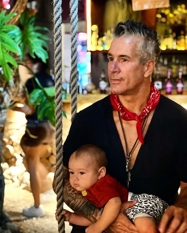 Punya anak di usia 55, ia tampak aktif mengurus anak. Foto: Instagram @ferrcarrillo