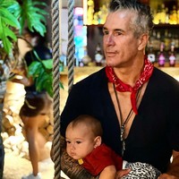 Punya anak di usia 55, ia tampak aktif mengurus anak. Foto: Instagram @ferrcarrillo