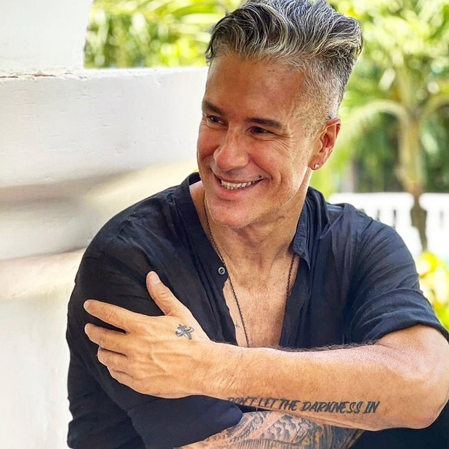 Meski 22 tahun berlalu, Fernando masih tampan dan kekar seperti dulu. Ia pun kerap membagikan potretnya di Instagram. Belakangan pria 55 tahun itu sering mengunggah foto anaknya yang masih bayi. Ia sendiri diketahui punya dua anak dari dua pernikahannya. Foto: Instagram @ferrcarrillo