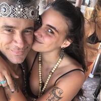 Fernando diketahui pernah menikah dua kali. Ia menikah dengan aktris Catherine Fulop selama dua tahun di era 90an. Dan dua tahun lalu ia menikahi aktris berusia 29 tahun bernama Maria Gabriella. Foto: Instagram @ferrcarrillo