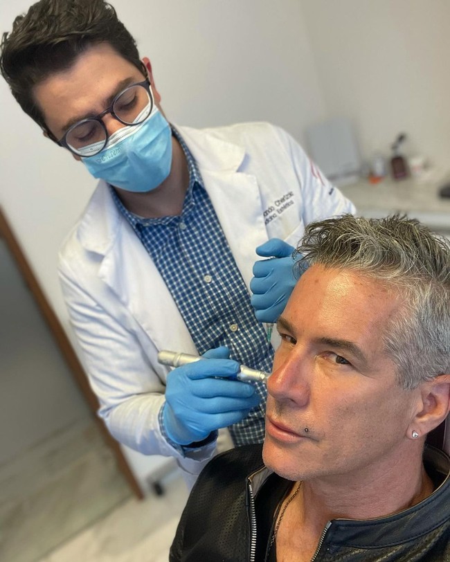 Selain olahraga, tampaknya penampilan awet muda pemain Fernando Jose ini juga didukung dengan perawatan. Ia pun pernah menunjukkannya kepada para pengikut di Instagram. Foto: Instagram @ferrcarrillo