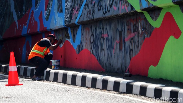 Flyover Pasupati Bandung Dipercantik dengan Mural Flyover Pasupati, Kota Bandung, Jawa Barat, bersolek. Dinding jalan layang itu dimural oleh Pemerintah Kota Bandung.