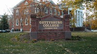 Dikutip dari laman QS Top Universities, Gettysburg College merupakan kampus paling berhantu di Amerika Serikat. Kampus ini merupakan bekas rumah sakit perang dan tempat terjadinya Perang Gettysburg, bagian dari Perang Sipil Amerika atau Civil War.Sejumlah penampakan di antaranya sosok penjaga bersenjata dan Blue Boy, sosok menyerupai anak yatim piatu setempat yang meninggal kedinginan. Foto: Wikimedia Commons