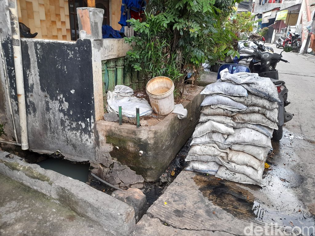 Got di Jl Petamburan III, Jakarta Pusat, dikeruk karena menyebabkan banjir di permukiman sekitar. 2 November 2021. (Marteen Ronaldo/detikcom)