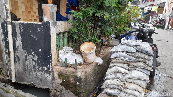 Got di Jl Petamburan III, Jakarta Pusat, dikeruk karena menyebabkan banjir di permukiman sekitar. 2 November 2021. (Marteen Ronaldo/detikcom)