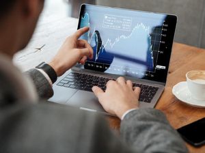 BEI Buka-bukaan soal Masyarakat Kecil Main Saham Seperti Judi