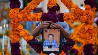 Dari 1-2 November, orang-orang di penjuru Meksiko mendekor rumah mereka, jalan-jalan dan kuburan sanak saudara dengan bunga berwarna-warni, lilin, hiasan tengkorak untuk Hari Orang Mati (Day of the Dead/Día de Muertos).