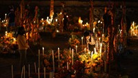 Film animasi Coco dan film agen rahasia James Bond menjadi penggambaran sederhana mengenai Día de Muertos.