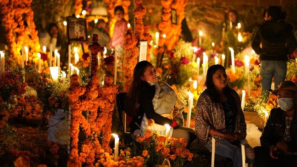 Hari Orang Mati, yang dianggap sebagai festival paling sakral di Meksiko, berakar pada budaya asli Meksiko yang bercampur dengan tradisi Kristen yang dibawa oleh penjajah Spanyol.