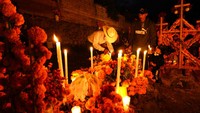 Día de Muertos berdasarkan pada legenda nenek moyang Meksiko yang dipercaya bahwa setelah kematian mereka melakukan perjalanan melalui sembilan wilayah dunia gaib, yang dikenal sebagai Mictlan.