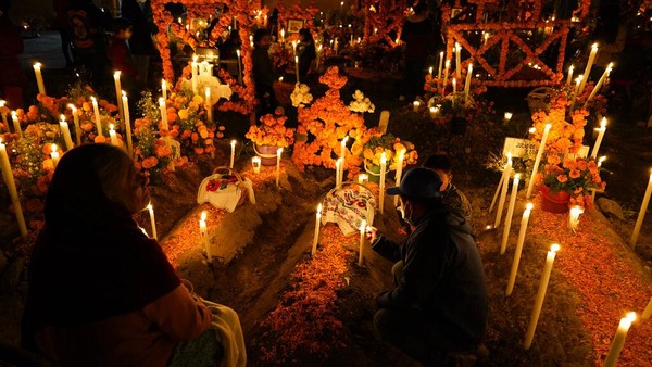 Jutaan keluarga Meksiko mendirikan altar di mana mereka menempatkan barang-barang pribadi milik kerabatnya yang telah wafat dan menghiasinya dengan bunga marigold berwarna oranye dan hiasan tengkorak.