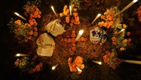 Jutaan keluarga Meksiko mendirikan altar di mana mereka menempatkan barang-barang pribadi milik kerabatnya yang telah wafat dan menghiasinya dengan bunga marigold berwarna oranye dan hiasan tengkorak.