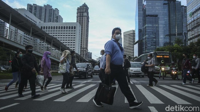 DKI Jakarta kini turun menjadi PPKM level 1. Penurunan status itu berarti ada sejumlah aturan yang berubah, salah satunya terkait aturan work from office (WFO).