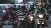 Warung makan/warteg, pedagang kaki lima, lapak jajanan dan sejenisnya diizinkan buka dengan protokol kesehatan yang ketat sampai dengan Pukul 22.00 waktu setempat dengan maksimal pengunjung makan 75%. 