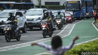 Restoran/rumah makan, kafe dengan jam operasional dimulai dari malam hari dapat beroperasi dengan protokol kesehatan yang ketat dan jam operasional Pukul 18.00 sampai dengan maksimal Pukul 00.00 waktu setempat dengan kapasitas maksimal 75%.