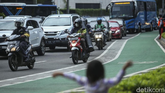 Jakarta PPKM Level 1, Siap-siap WFO Gaes DKI Jakarta kini turun menjadi PPKM level 1. Penurunan status itu berarti ada sejumlah aturan yang berubah, salah satunya terkait aturan work from office (WFO).