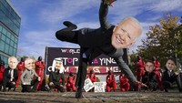 Gerakan-gerakan nyeleneh pun dilakukan para demonstran.  