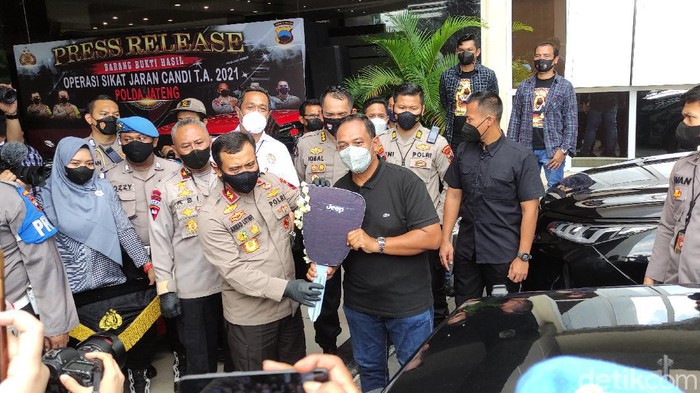 Kapolda Jateng Irjen Ahmad Luthfi mengembalikan barbuk pencurian mobil ke pemilik Rubicon