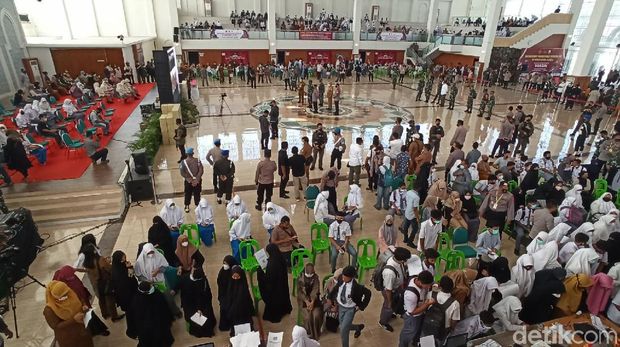 Kapolri Jenderal Listyo Sigit Prabowo dan Panglima TNI Marsekal TNI Hadi Tjahjanto meninjau vaksinasi COVID-19 di Banda Aceh. (Agus Setyadi/detikcom)