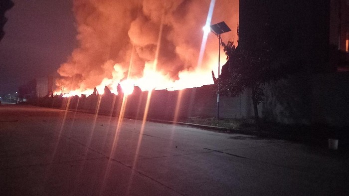 Kebakaran besar yang melanda pabrik korek di Tangerang belum padam, Selasa (2/11/2021).