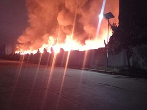 Kebakaran Belum Padam, Pabrik Korek di Tangerang Seperti Menyala