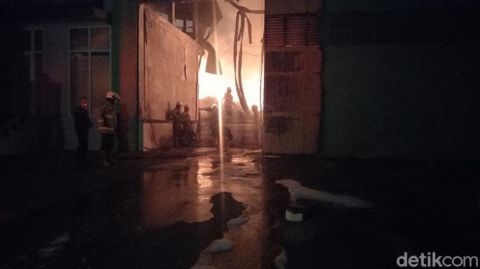 Kebakaran di pabrik korek api di Tangerang, Banten (Khairul Maarif/detikcom)