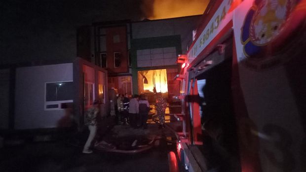 Petugas damkar masuk ke area pabrik korek di Kabupaten Tangerang yang terbakar untuk memadamkan api, Selasa (2/11/2021).