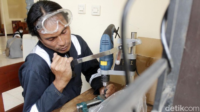 Keren, Tongkat Penuntun Tuna Netra Made in Bandung Ini Pakai Sensor-GPS Balai Wyata Guna Bandung memproduksi tongkat penuntun adaptif disabilitas netra agar lebih aman saat beraktivitas. Tongkat tersebut dilengkapi dengan sensor dan GPS.