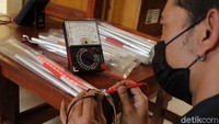 Dalam pembuatannya, ada yang bertugas memasang komponen elektronika, mengebor soket sensor, memasang lampu LED, hingga menguji coba tiap lekukan dari tongkat tersebut.