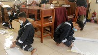 Tongkat pintar tersebut dibuat oleh 27 orang yang merupakan gabungan dari disabilitas, mantan pengguna napza hingga korban PHK yang terdampak COVID-19.