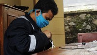 6. Pendamping produksi pembuatan tongkat pintar Deki Andriansyah mengatakan, Balai Wyata Guna diberi amanah oleh Menteri Sosial untuk membuat seribu tongkat pintar ini.