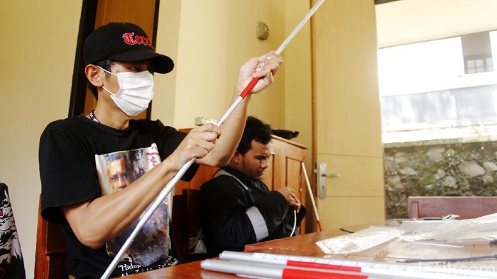 Keren, Tongkat Penuntun Tuna Netra Made in Bandung Ini Pakai Sensor-GPS Balai Wyata Guna Bandung memproduksi tongkat penuntun adaptif disabilitas netra agar lebih aman saat beraktivitas. Tongkat tersebut dilengkapi dengan sensor dan GPS.