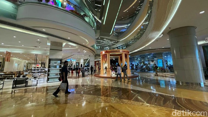 Pemerintah mengizinkan pusat perbelanjaan di DKI Jakarta, Bogor, hingga Tangerang beroperasi sampai pukul 22.00 WIB dengan kapasitas pengunjung mencapai 100%.