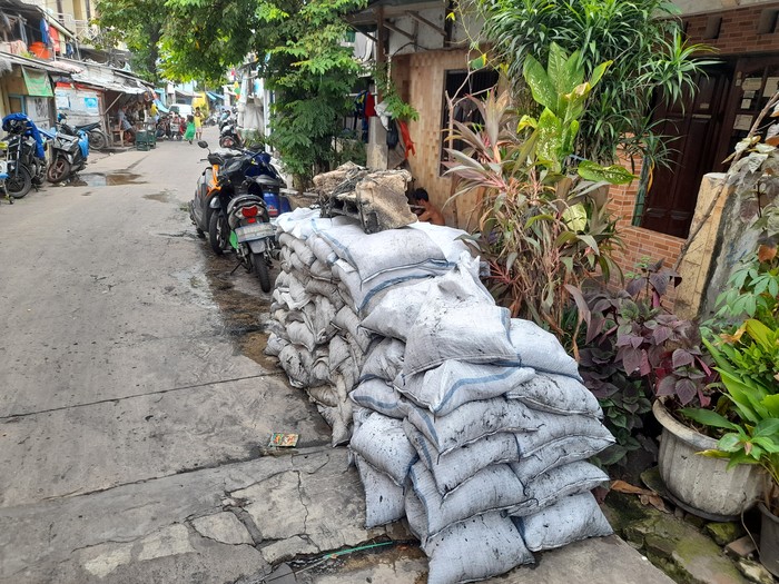 Kondisi got di Jl Petamburan III yang akibatkan banjir usai dikeruk..