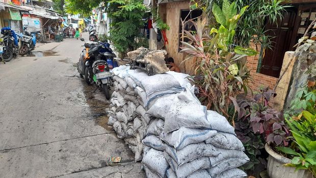 Kondisi got di Jl Petamburan III yang akibatkan banjir usai dikeruk..