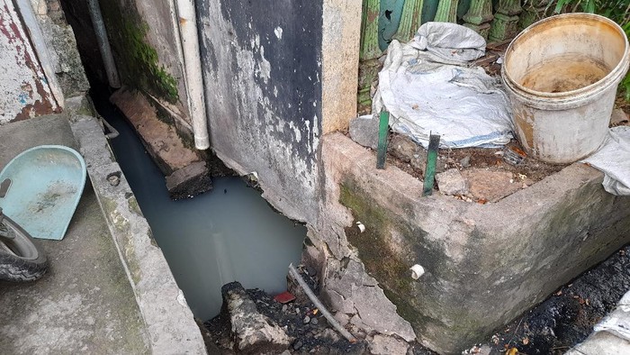 Kondisi got di Jl Petamburan III yang akibatkan banjir usai dikeruk..