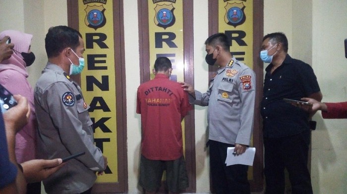 Konferensi pers penangkapan paranormal pemerkosa bocah (Datuk-detikcom)