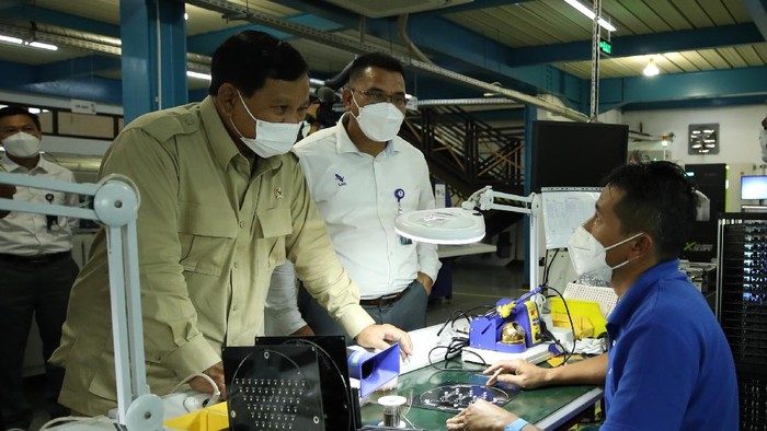 Menteri Pertahanan (Menhan) Prabowo Subianto mengunjungi salah satu BUMN Industri Pertahanan (Indhan), PT Len Industri (Persero) di Bandung, Senin (1/11). Prabowo meninjau sejumlah fasilitas di PT Len Industri.